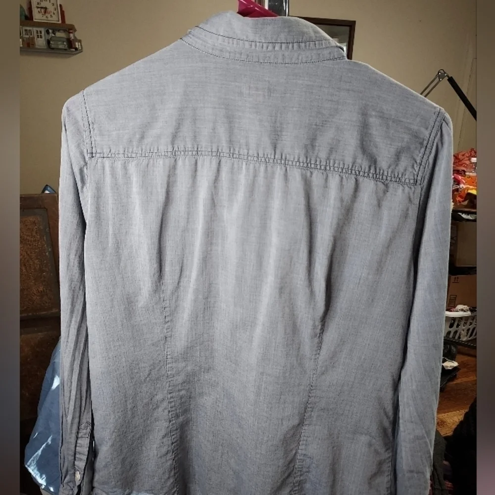 J.Crew med women's blue button shirt 2 front pockets